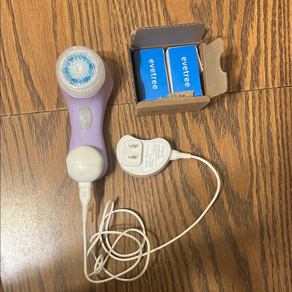 Clarisonic Lavender Cleansing Device with Charger